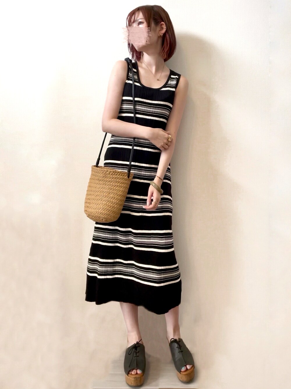 ブラック系のワンピース/ドレス、ホワイト系のカーディガン/ボレロ、ベージュ系のショルダーバッグを着用したレディースの夏コーディネートの2枚目の写真