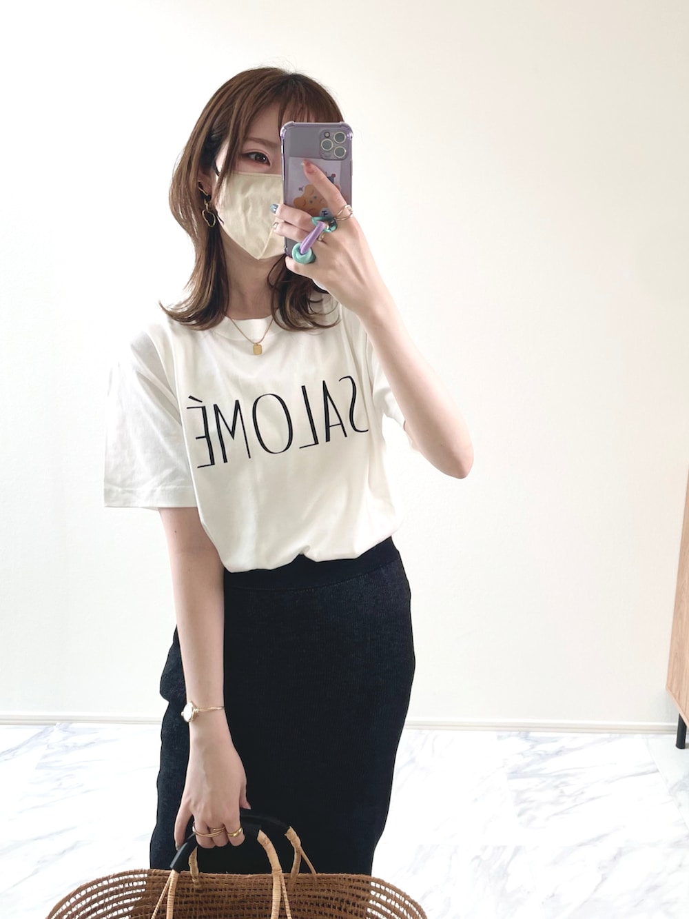 その他のTシャツ/カットソー、ブラック系のスカート、ベージュ系のかごバッグを着用したレディースの夏コーディネートの3枚目の写真