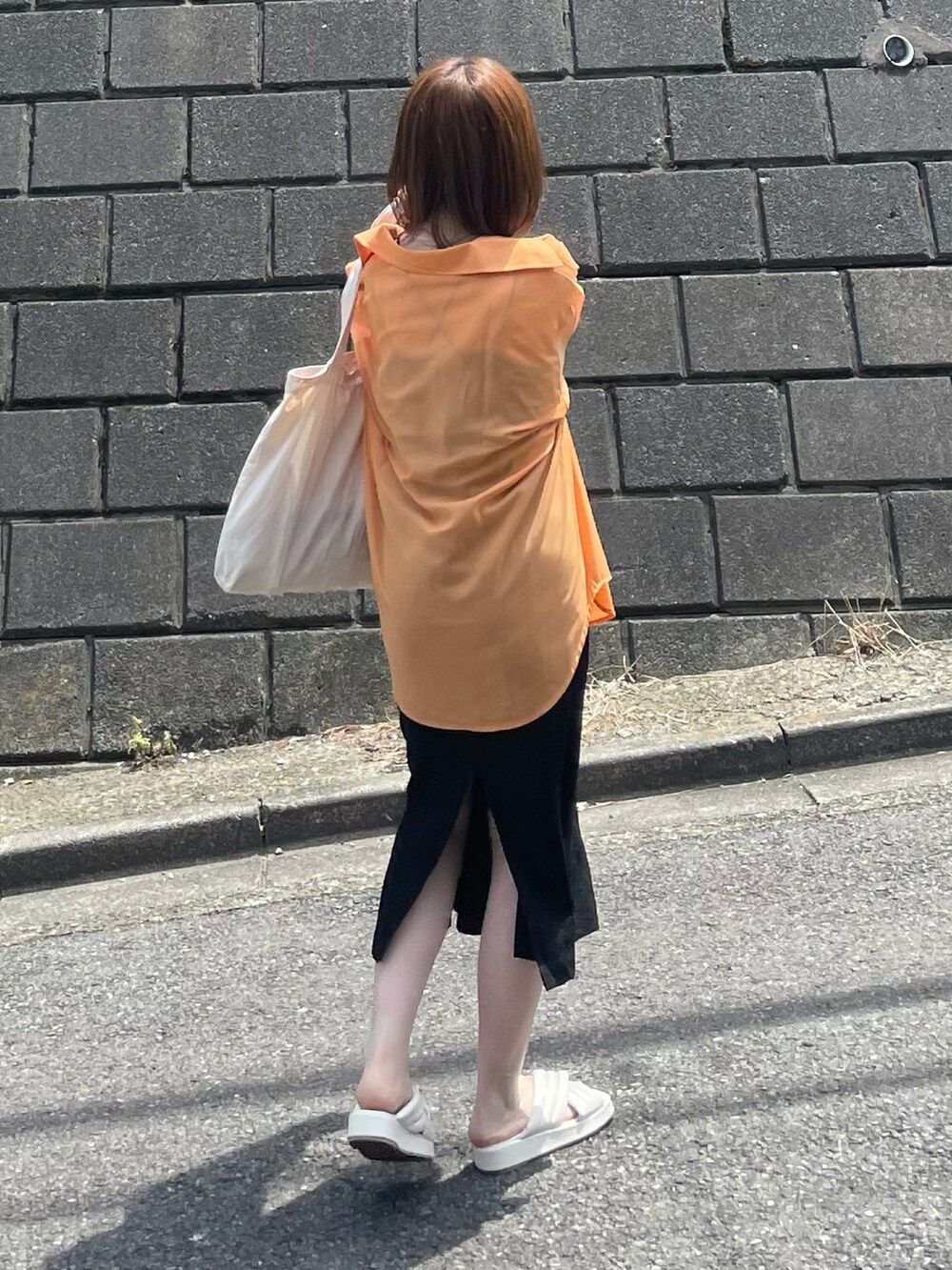 オレンジ系のシャツ/ブラウス、ホワイト系のトートバッグ、ホワイト系のサンダルを着用したレディースの夏コーディネートの5枚目の写真