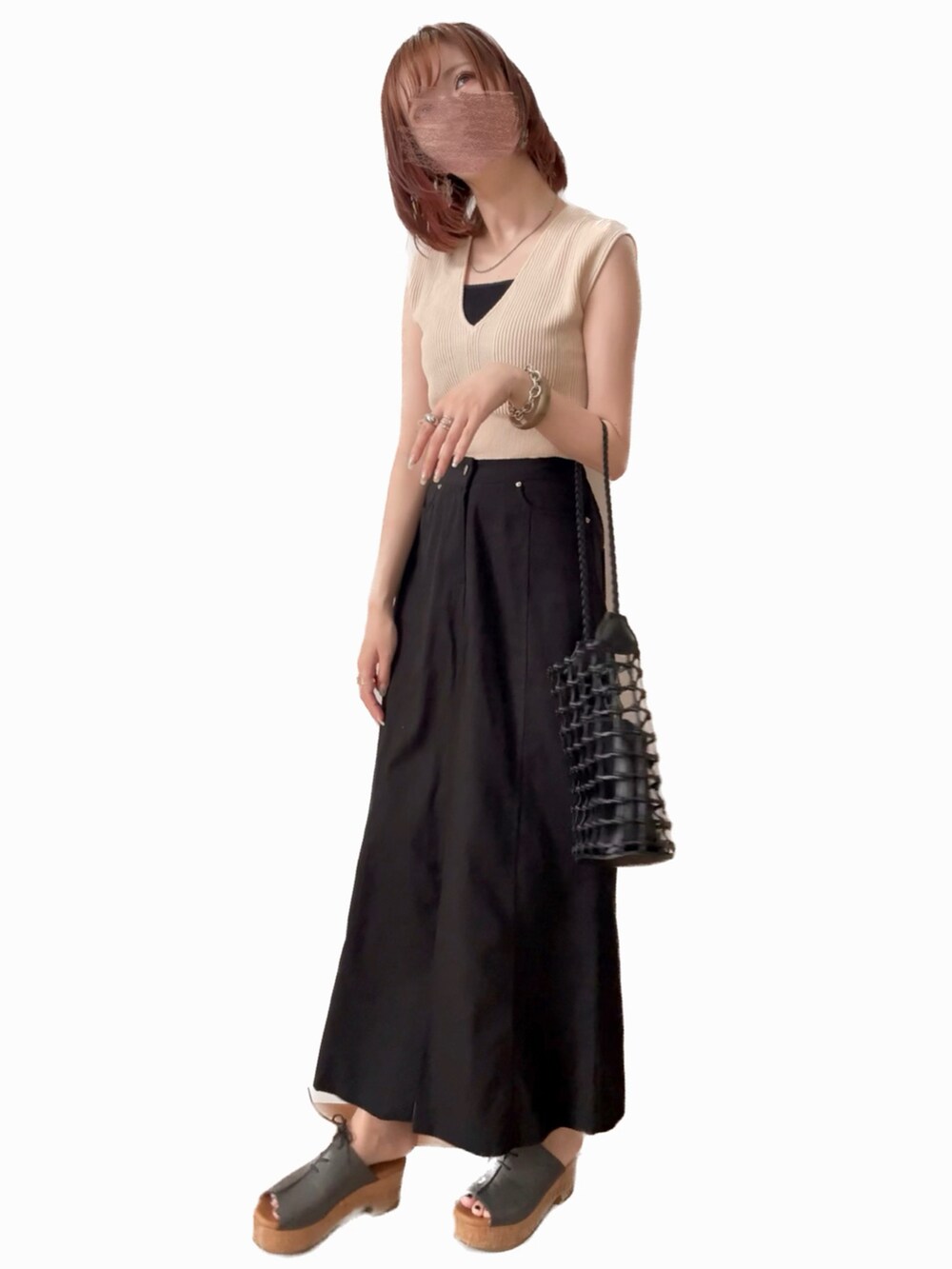 ホワイト系のニット/セーター、グレー系のサンダルを着用したレディースの秋コーディネートの2枚目の写真