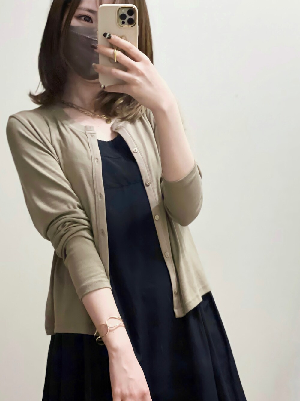 ベージュ系のカーディガン/ボレロ、ブラック系のシューズを着用したレディースの春コーディネートの4枚目の写真