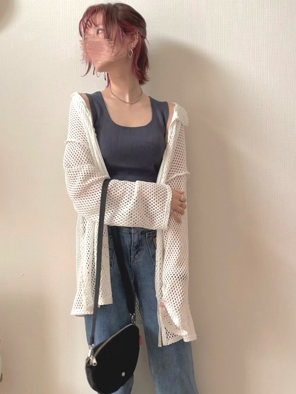 ホワイト系のカーディガン/ボレロ、ブラック系のショルダーバッグ、ブラック系のサンダルを着用したレディースの夏コーディネートの3枚目の写真