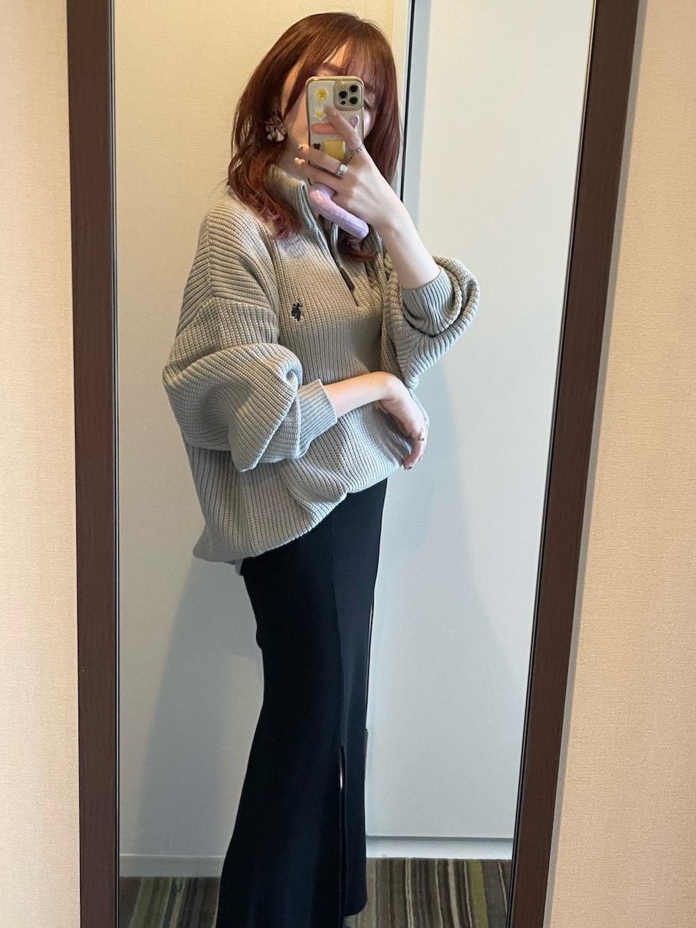 グレー系のニット/セーター、ブラック系のトートバッグを着用したレディースの冬コーディネートの5枚目の写真