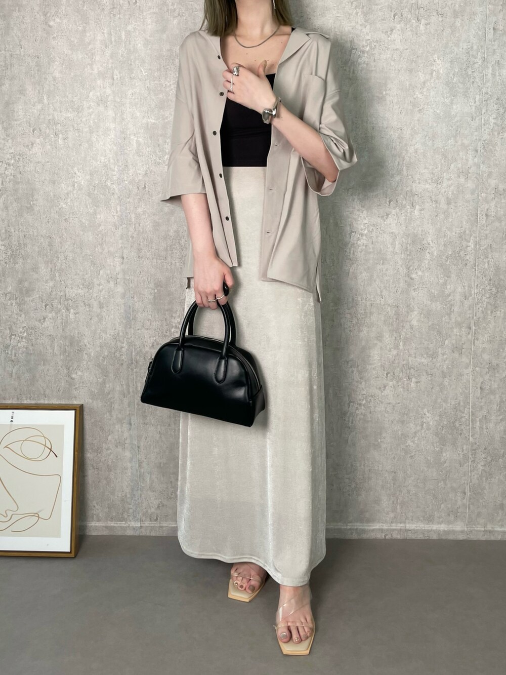 ベージュ系のシャツ/ブラウスを着用したレディースの夏コーディネートの4枚目の写真