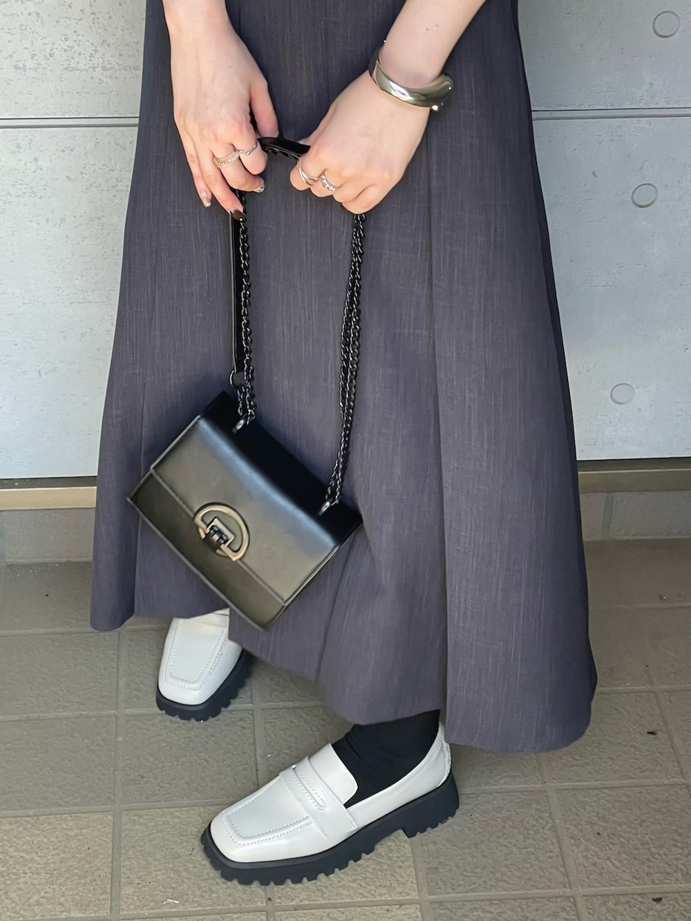 ホワイト系のローファーを着用したレディースの秋コーディネートの5枚目の写真