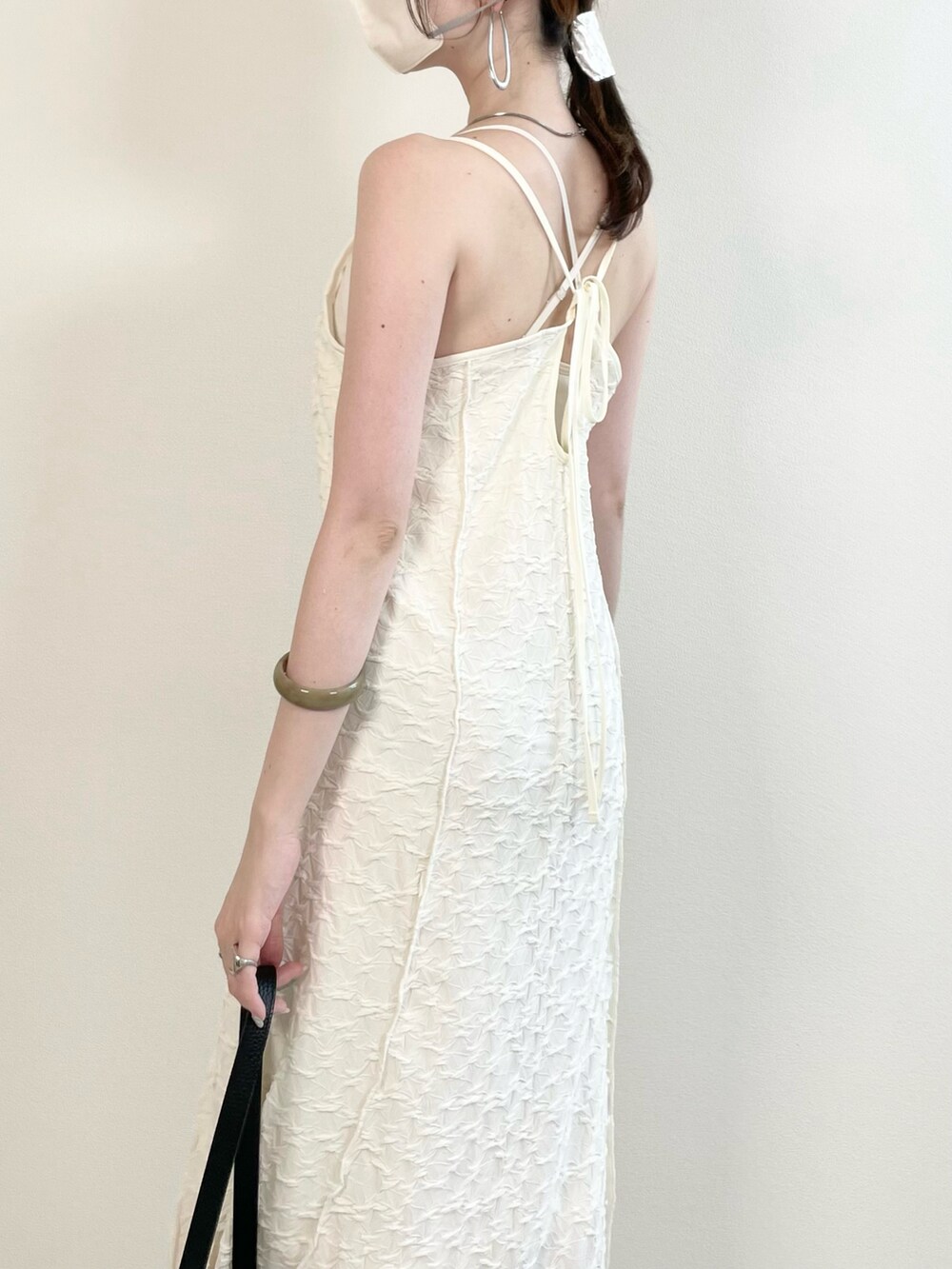 ホワイト系のワンピース、その他のサンダル、ブラック系のかごバッグを着用したレディースの秋コーディネートの4枚目の写真