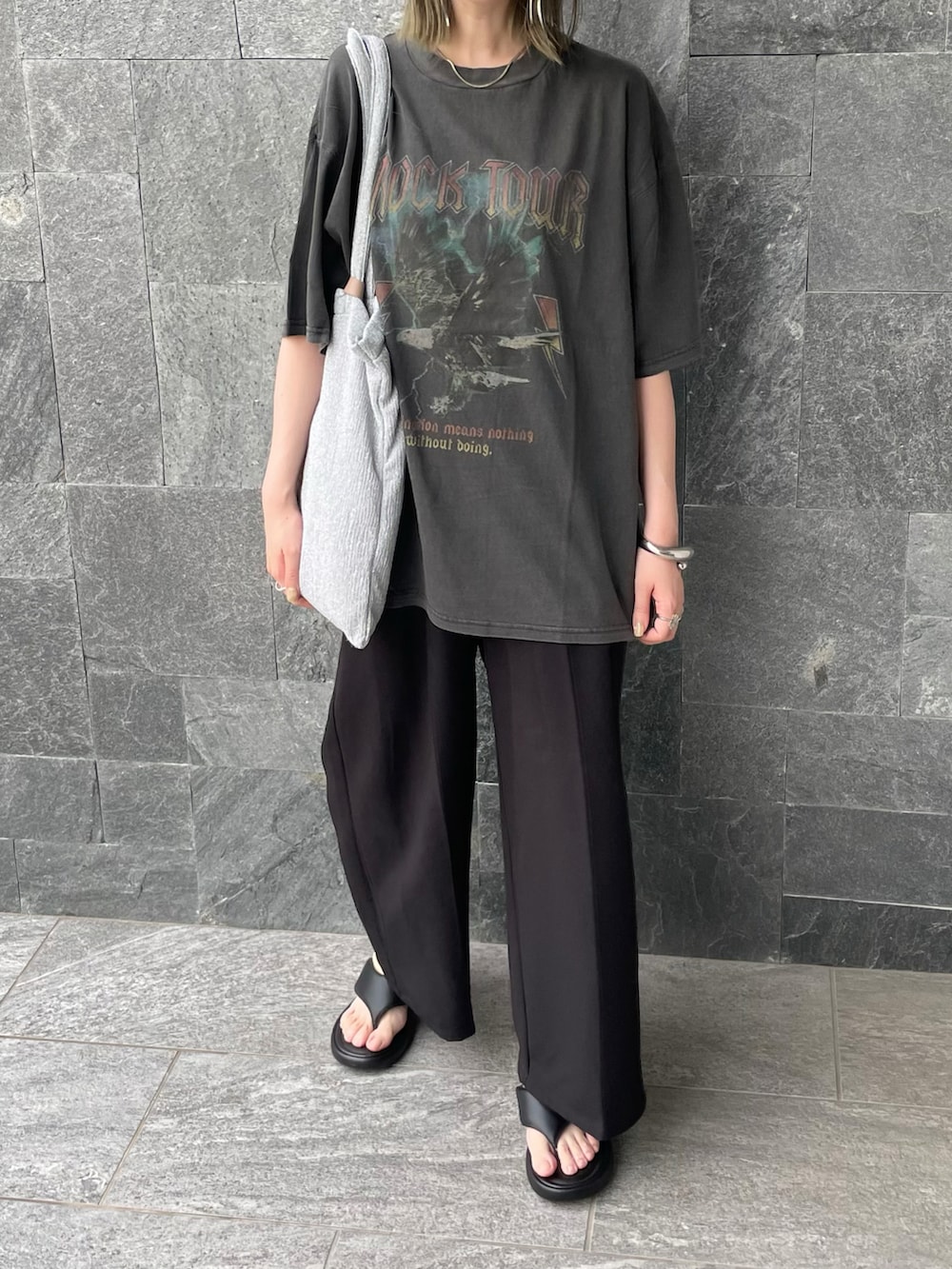 グレー系のTシャツ/カットソーを着用したレディースの夏コーディネートの3枚目の写真