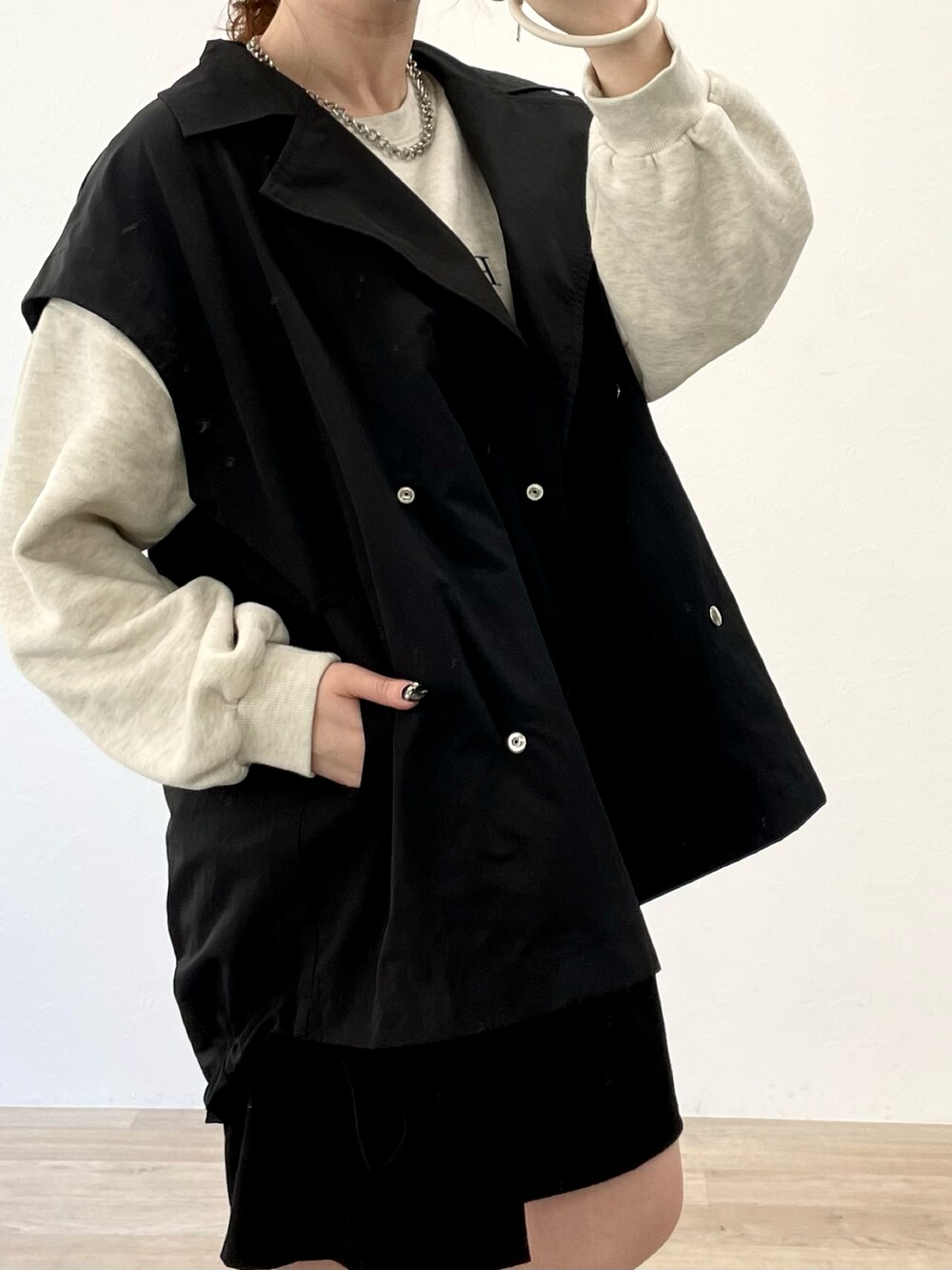 ブラック系のミリタリージャケット、ブラック系のブーツを着用したレディースの春コーディネートの3枚目の写真