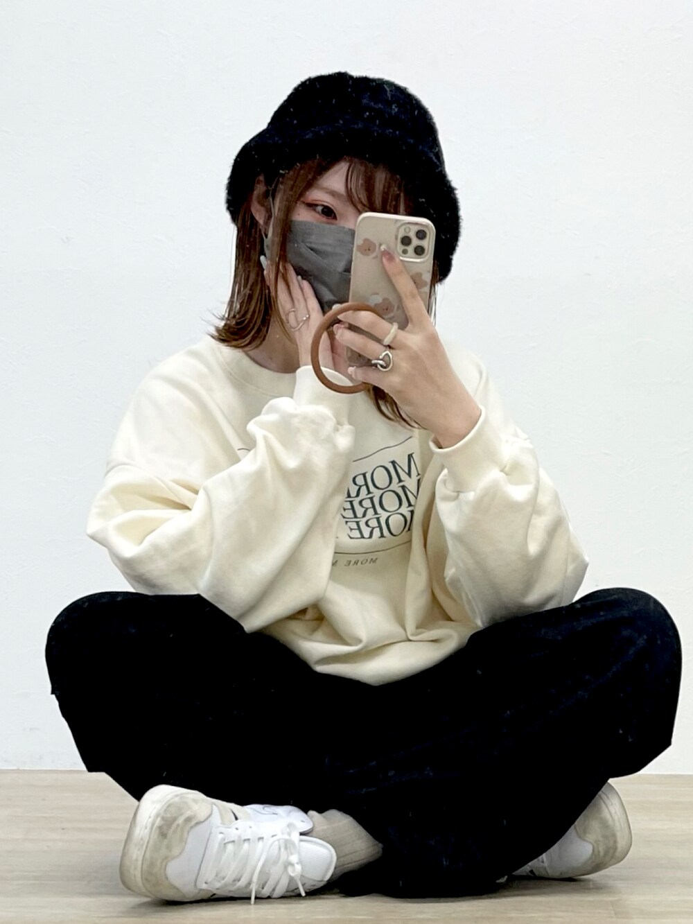 ブラック系のカーゴパンツ、ブラック系のハットを着用したレディースの春コーディネートの4枚目の写真