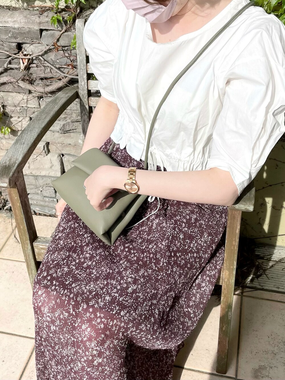 ホワイト系のシャツ/ブラウス、ブラウン系のスカート、ブラウン系のバレエシューズを着用したレディースの夏コーディネートの3枚目の写真