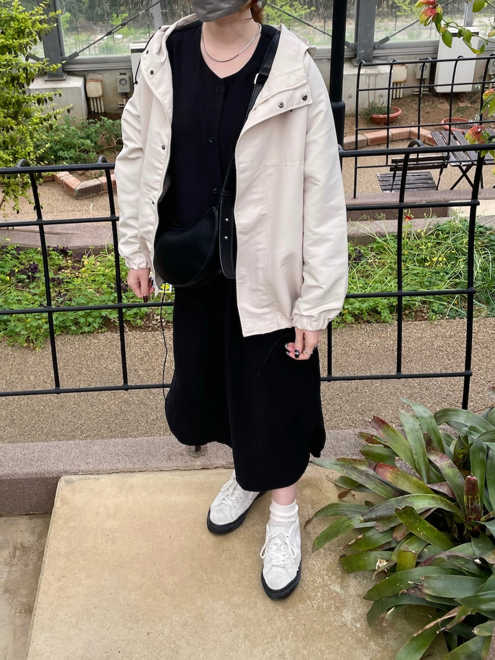 ホワイト系のマウンテンパーカー、ホワイト系のスニーカーを着用したレディースの春コーディネートの5枚目の写真