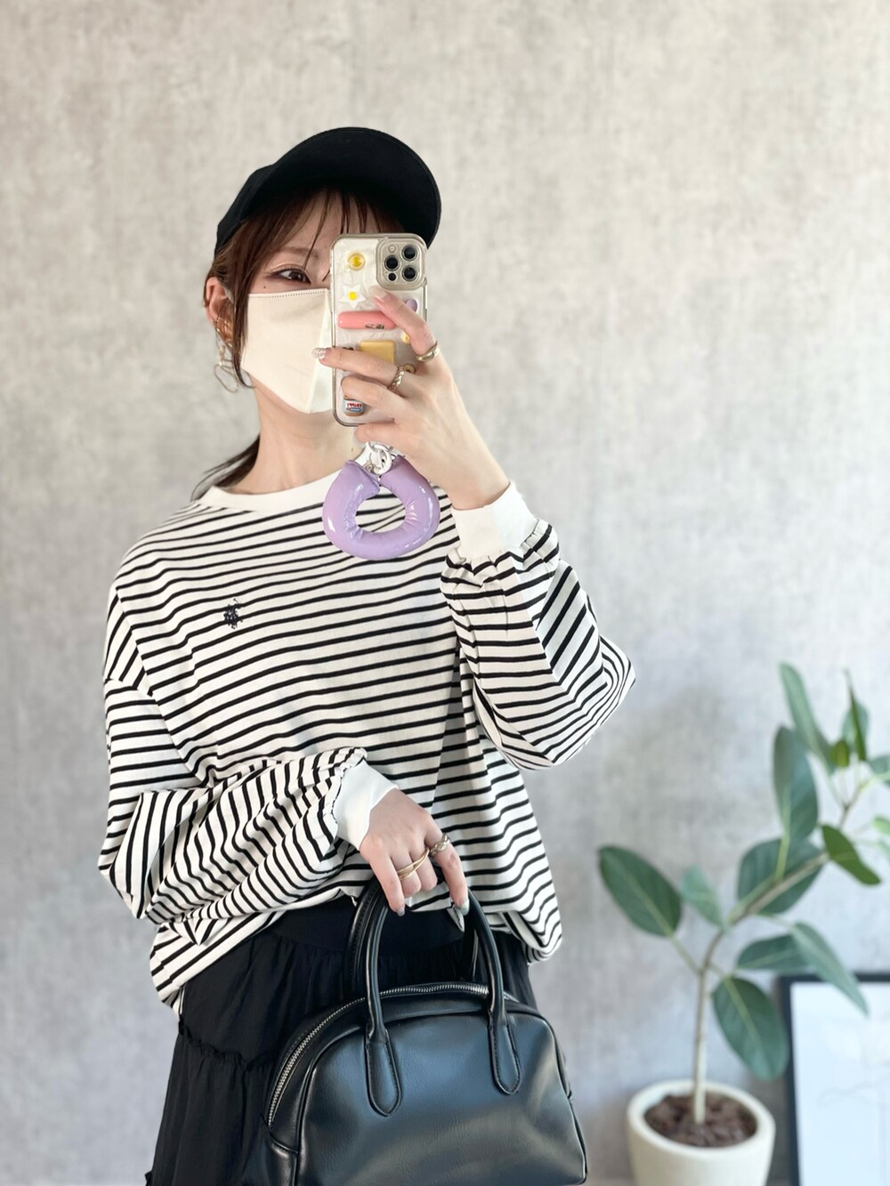 ブラック系のボストンバッグ、ホワイト系のTシャツ/カットソー、ブラック系のローファーを着用したレディースの秋コーディネートの4枚目の写真