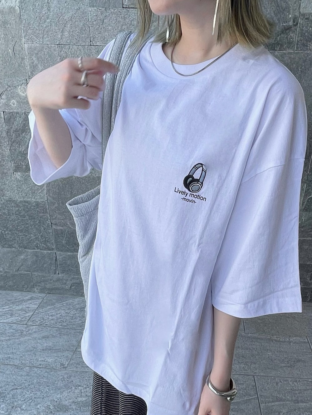 ホワイト系のTシャツ/カットソーを着用したレディースの夏コーディネートの4枚目の写真