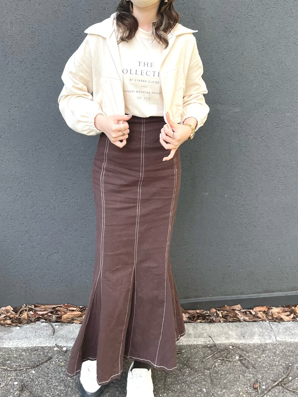 ホワイト系のジャケット/アウター、ブラウン系のスカート、ホワイト系のスニーカーを着用したレディースの春コーディネートの4枚目の写真