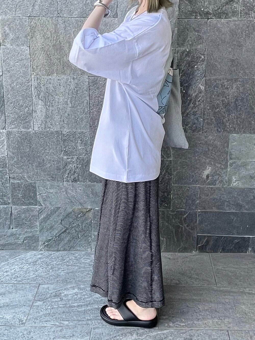 ホワイト系のTシャツ/カットソーを着用したレディースの夏コーディネートの3枚目の写真