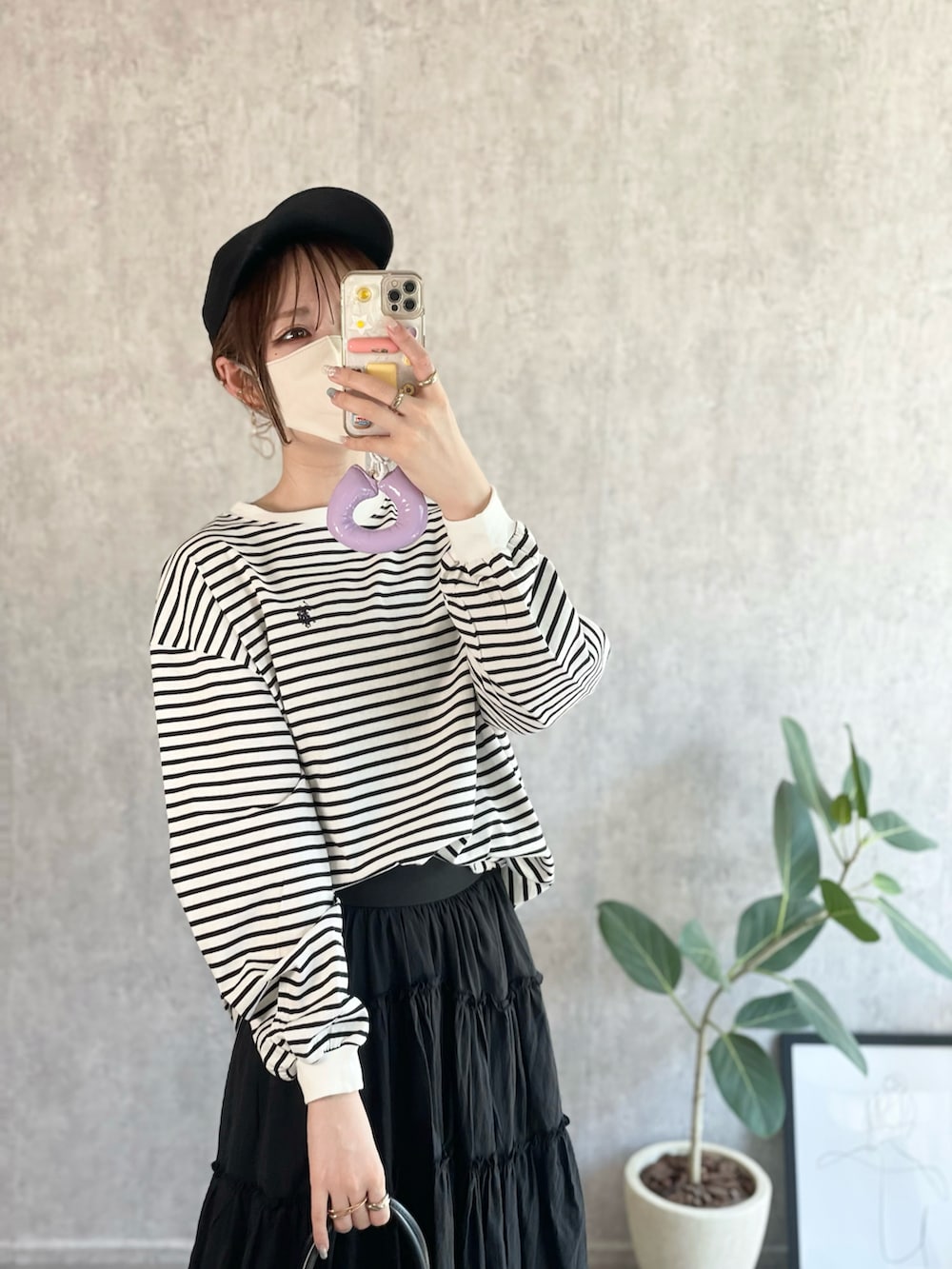 ブラック系のボストンバッグ、ホワイト系のTシャツ/カットソー、ブラック系のローファーを着用したレディースの秋コーディネートの3枚目の写真