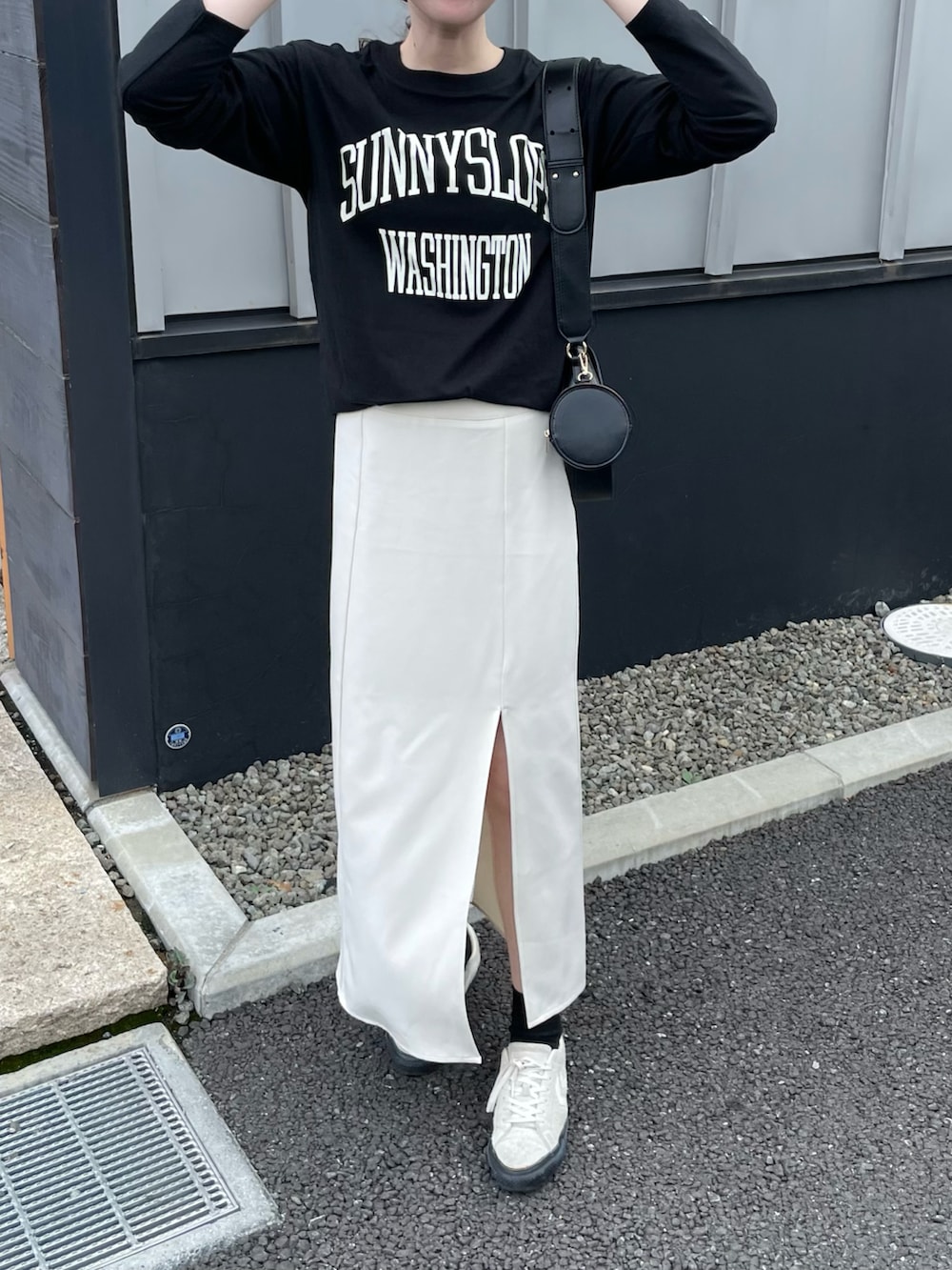 ブラック系のTシャツ/カットソー、ホワイト系のスニーカーを着用したレディースの秋コーディネートの5枚目の写真