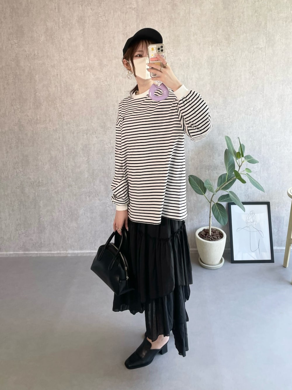 ブラック系のボストンバッグ、ホワイト系のTシャツ/カットソー、ブラック系のローファーを着用したレディースの秋コーディネートの2枚目の写真