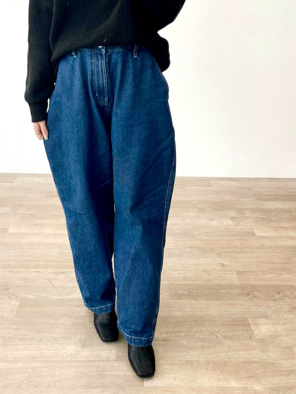 ブルー系のデニムパンツ、ブラック系のニット/セーターを着用したレディースの冬コーディネートの3枚目の写真