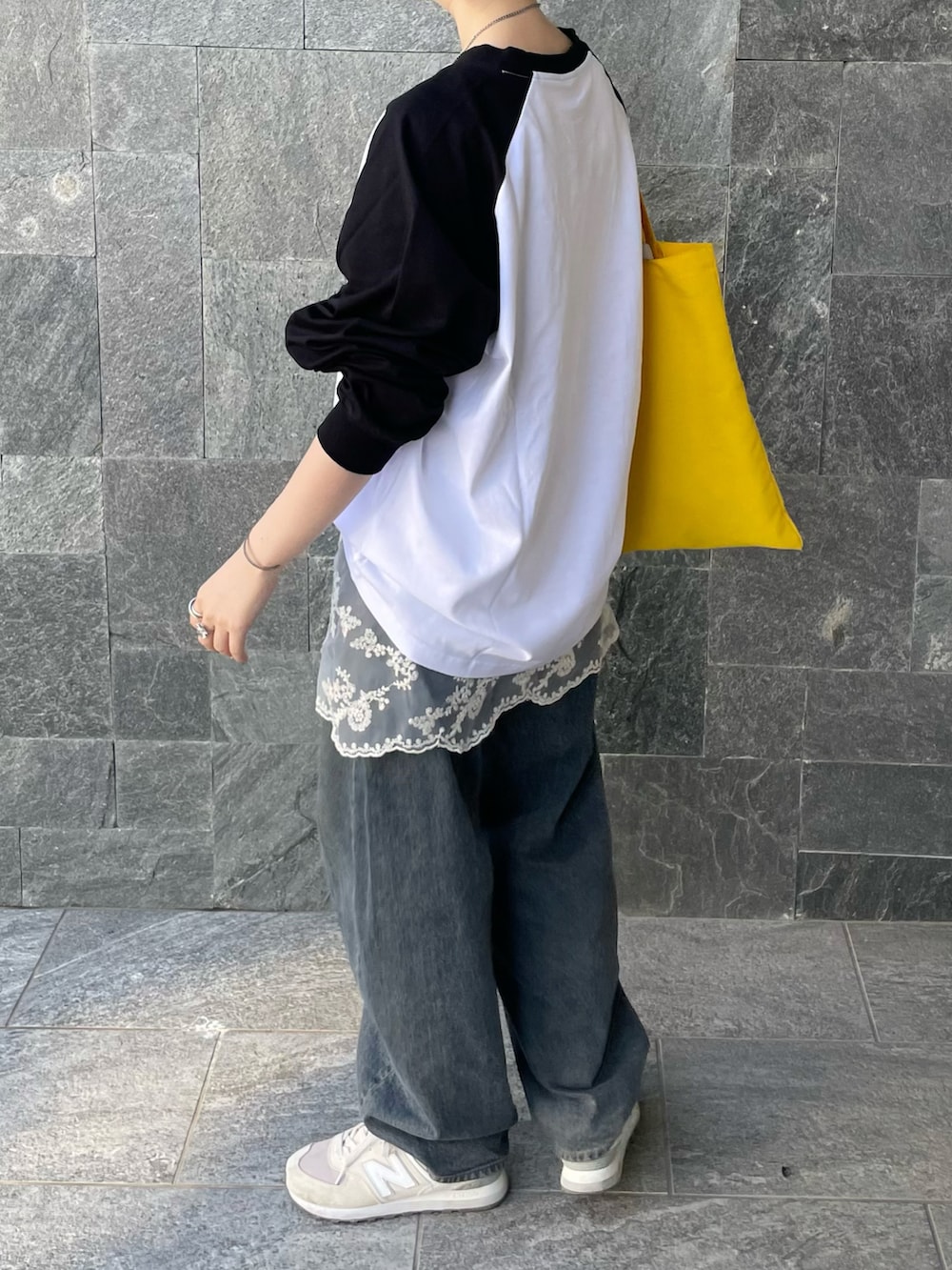 ホワイト系のTシャツ/カットソーを着用したレディースの春コーディネートの3枚目の写真