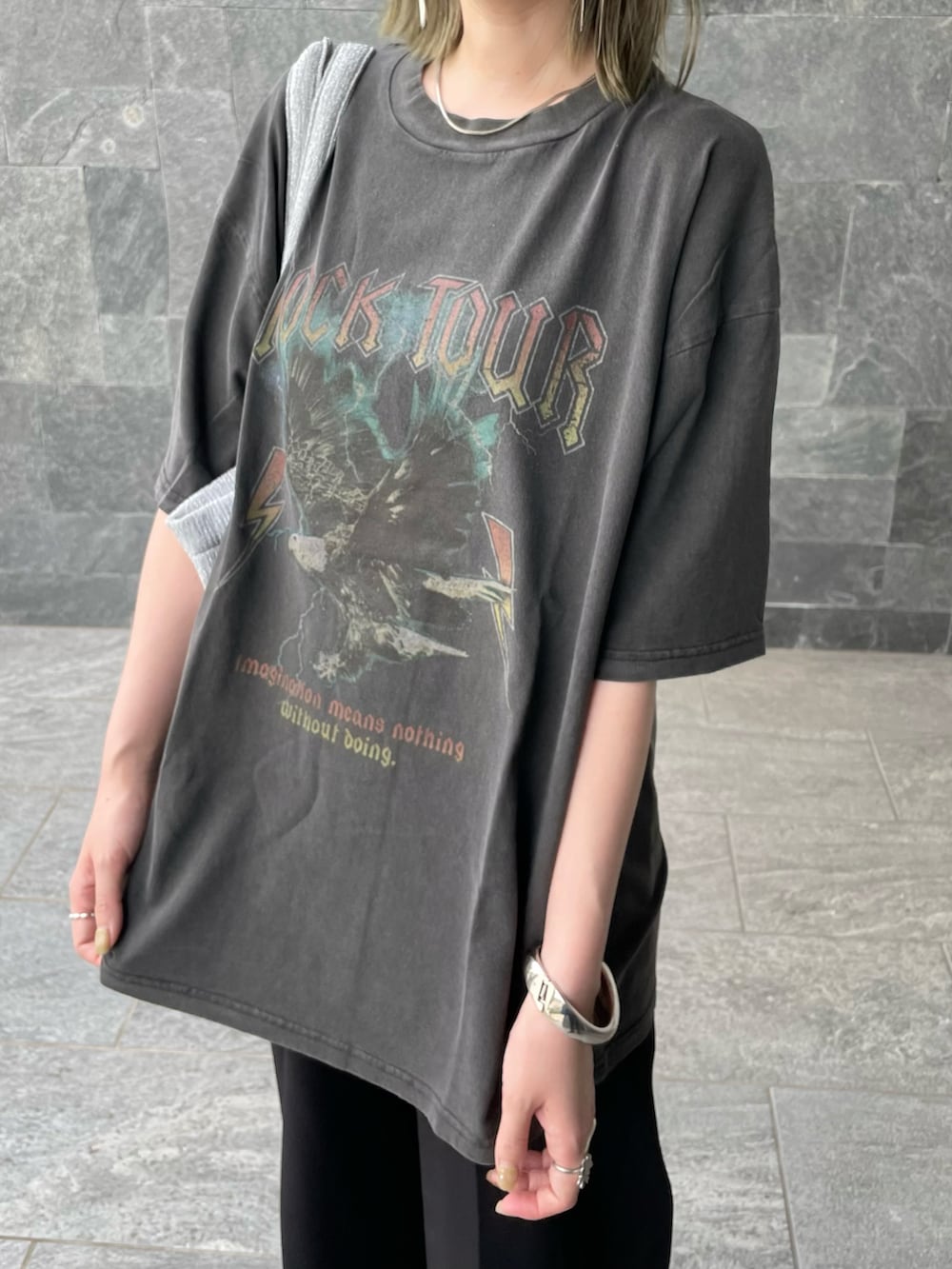 グレー系のTシャツ/カットソーを着用したレディースの夏コーディネートの5枚目の写真