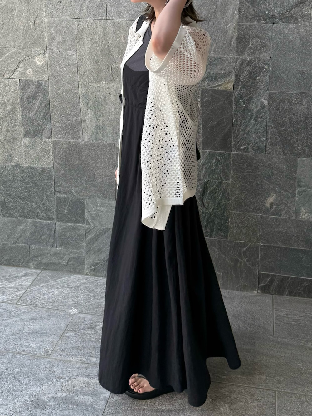 ホワイト系のシャツ/ブラウスを着用したレディースの夏コーディネートの2枚目の写真