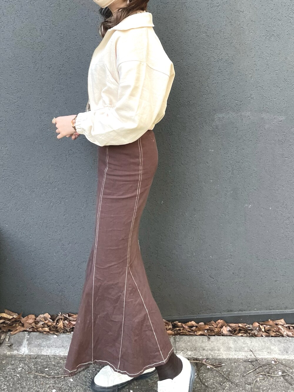 ホワイト系のジャケット/アウター、ブラウン系のスカート、ホワイト系のスニーカーを着用したレディースの春コーディネートの5枚目の写真