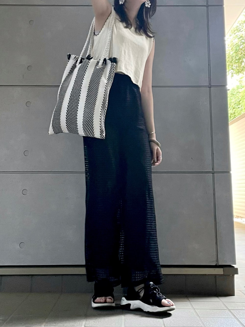 ブラック系のサンダル、ブラック系のその他パンツを着用したレディースの秋コーディネートの5枚目の写真