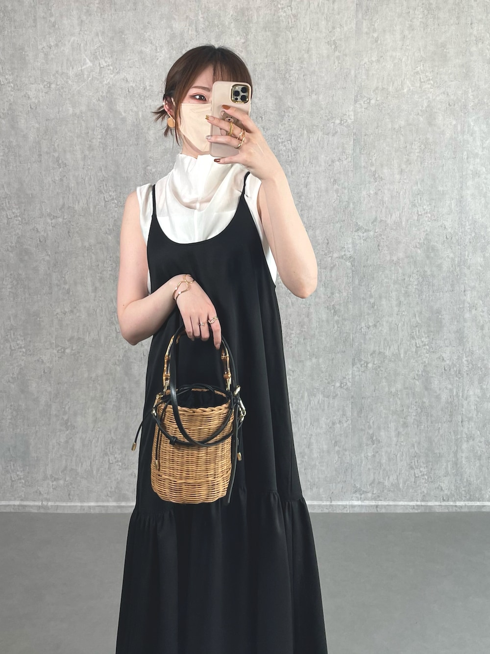 ブラック系のワンピース、ホワイト系のシャツ/ブラウスを着用したレディースの夏コーディネートの4枚目の写真