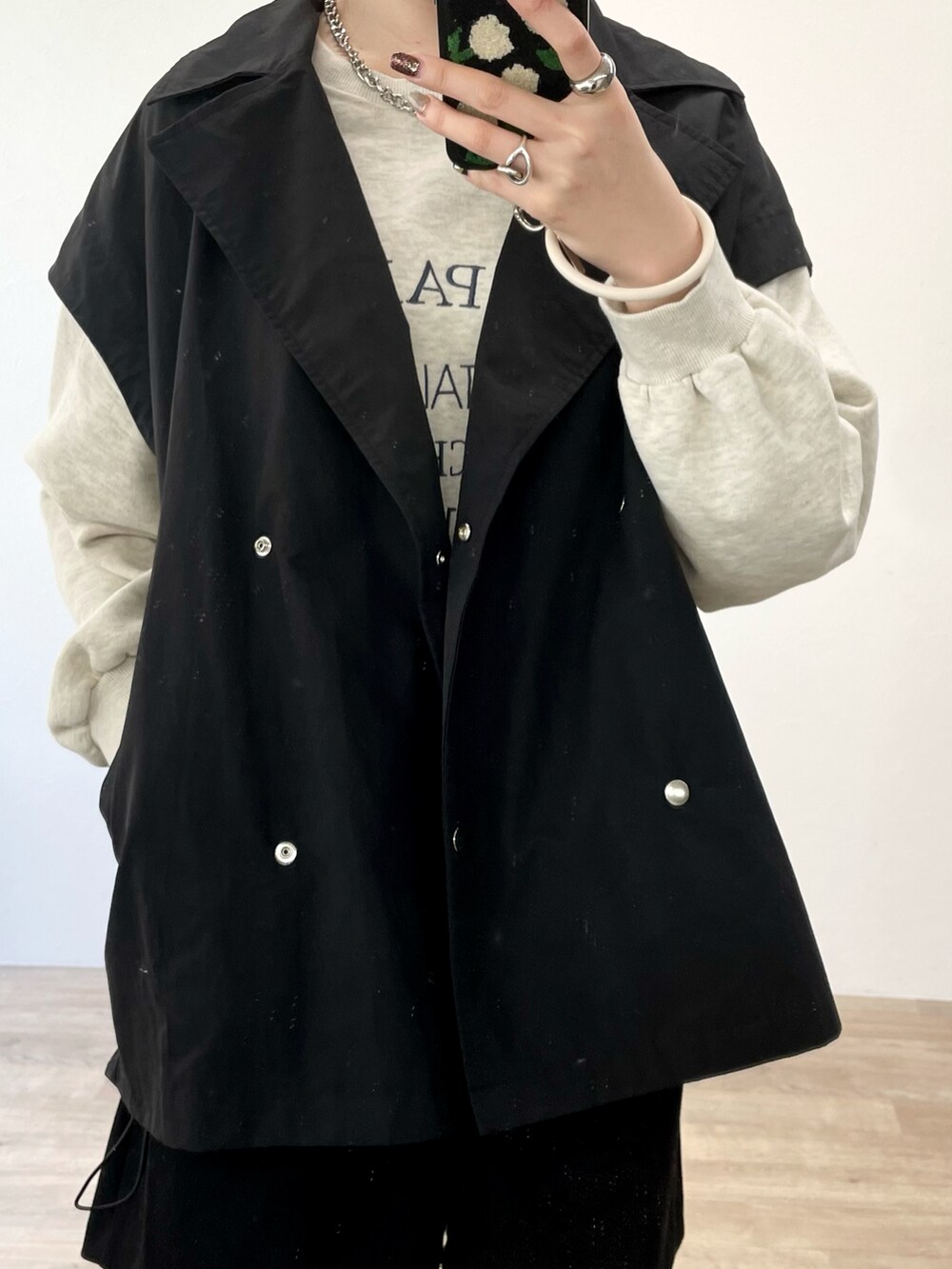 ブラック系のミリタリージャケット、ブラック系のブーツを着用したレディースの春コーディネートの4枚目の写真