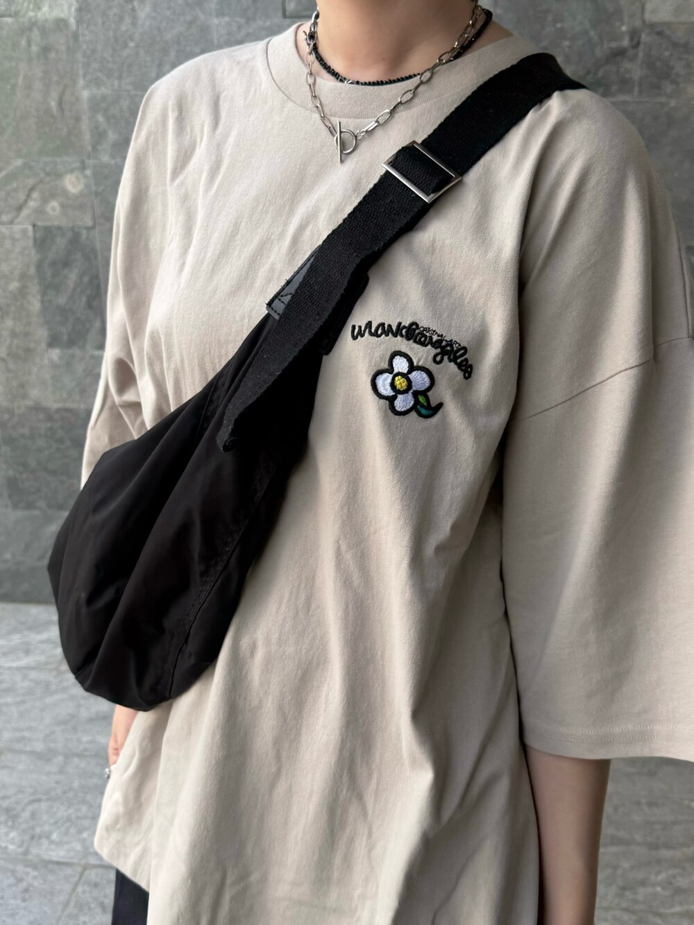 ベージュ系のTシャツ/カットソーを着用したレディースの夏コーディネートの4枚目の写真