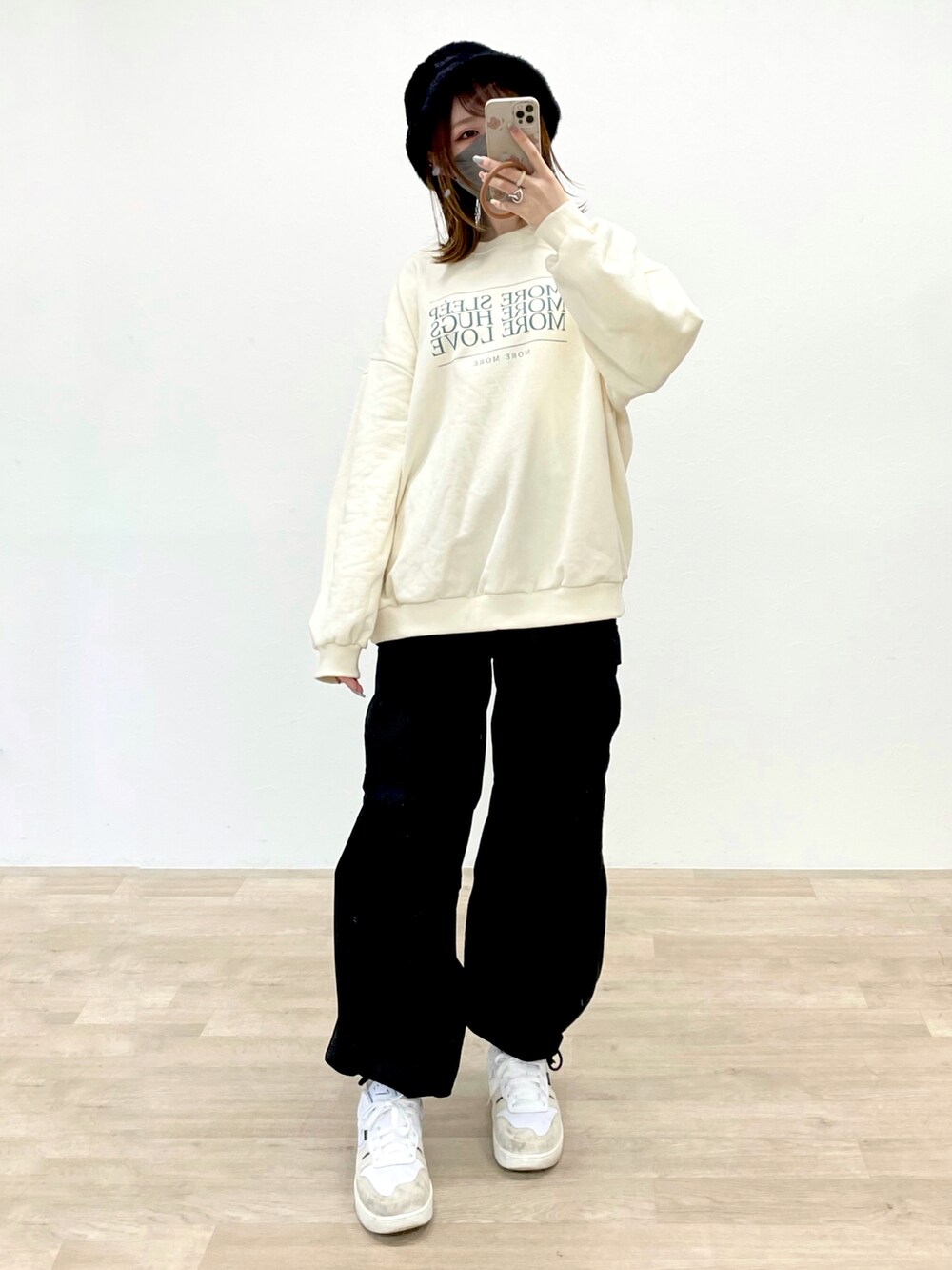 ブラック系のカーゴパンツ、ブラック系のハットを着用したレディースの春コーディネートの2枚目の写真