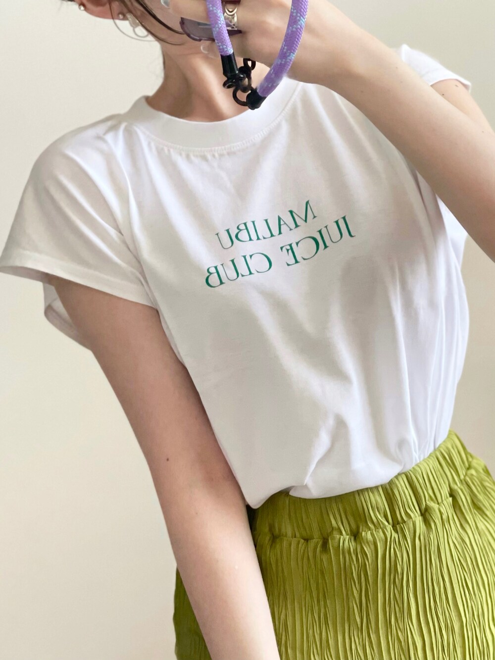 ホワイト系のTシャツ/カットソーを着用したレディースの夏コーディネートの3枚目の写真
