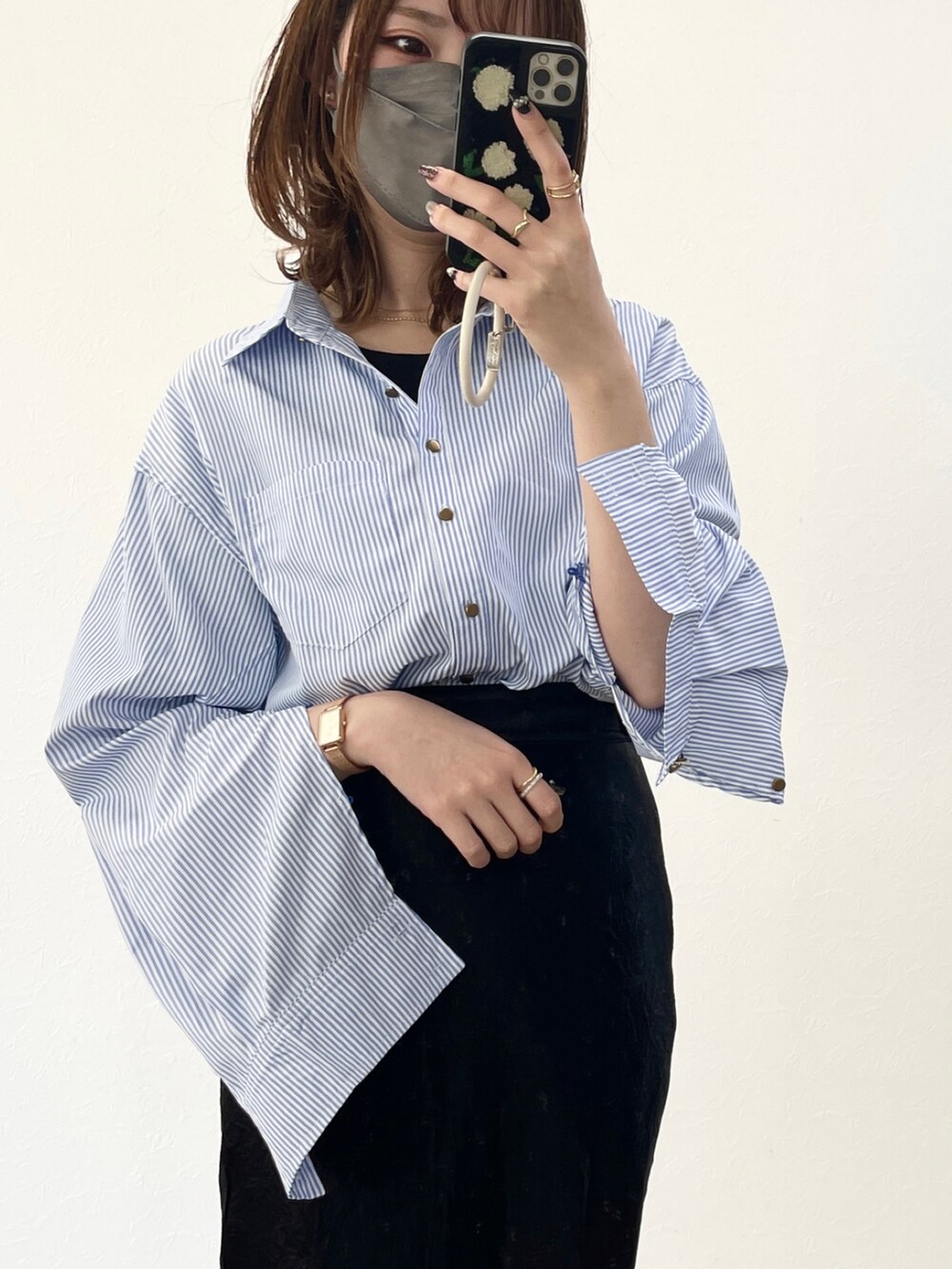 ブルー系のシャツ/ブラウス、ゴールド系のアナログ腕時計を着用したレディースの春コーディネートの2枚目の写真