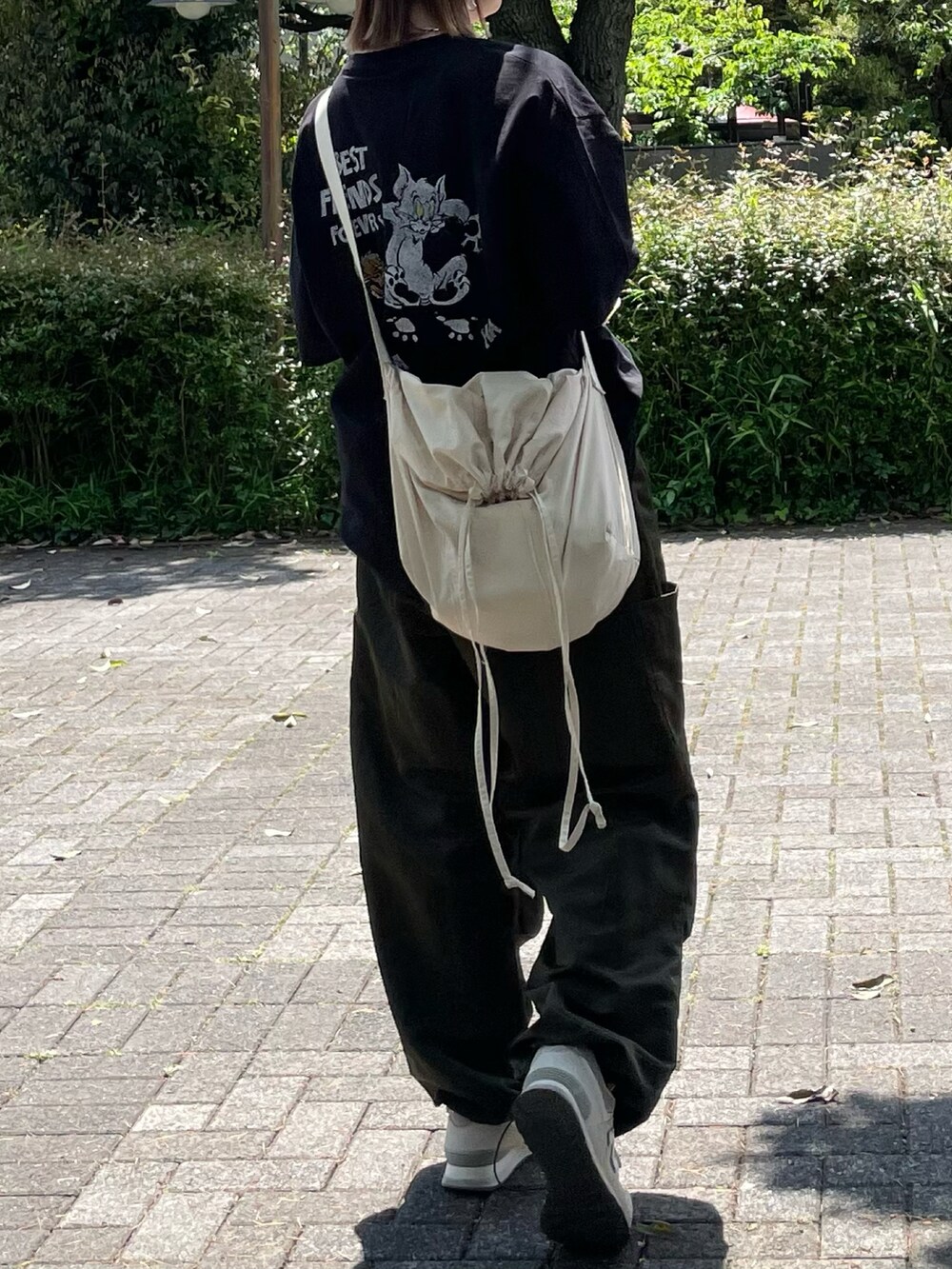 ブラック系のTシャツ/カットソーを着用したレディースの春コーディネートの2枚目の写真