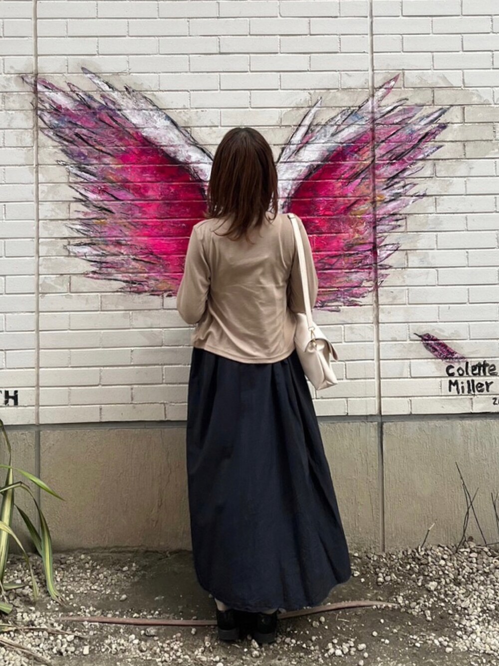 ベージュ系のカーディガン/ボレロ、ブラック系のシューズを着用したレディースの春コーディネートの2枚目の写真