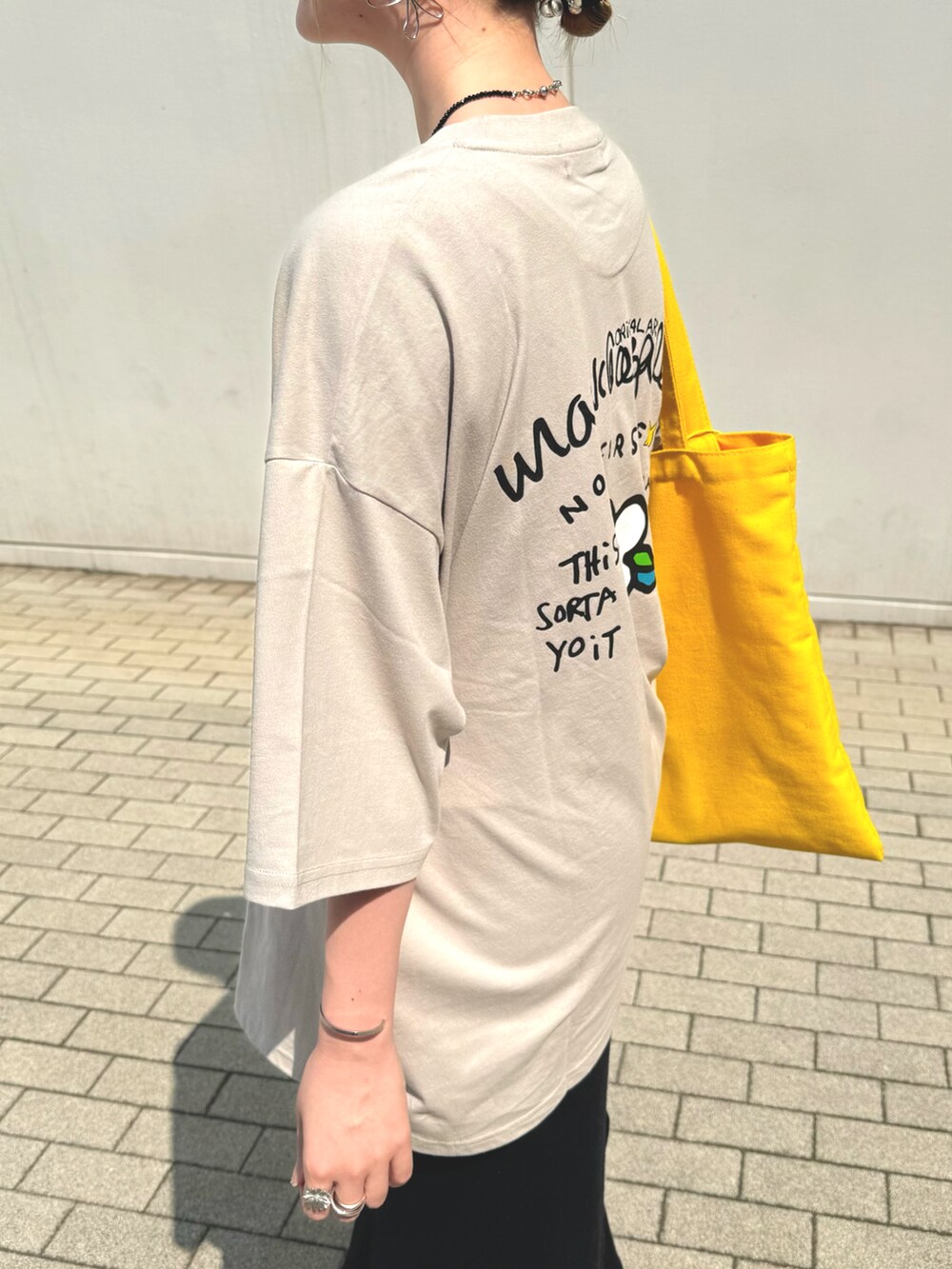 ベージュ系のTシャツ/カットソーを着用したレディースの夏コーディネートの5枚目の写真