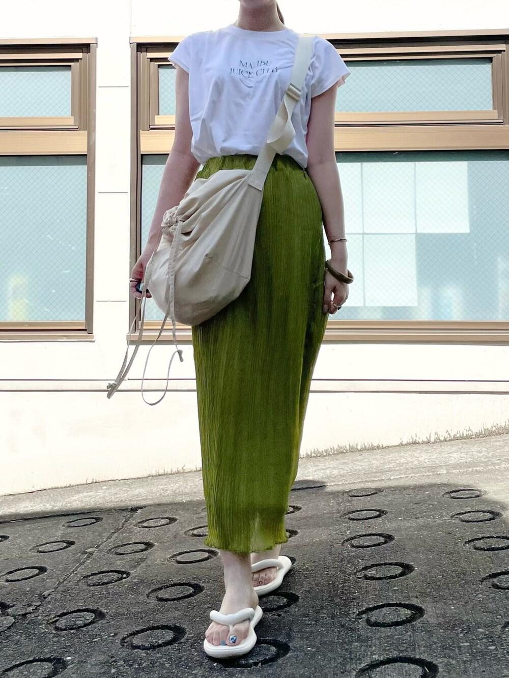ホワイト系のTシャツ/カットソーを着用したレディースの夏コーディネートの5枚目の写真