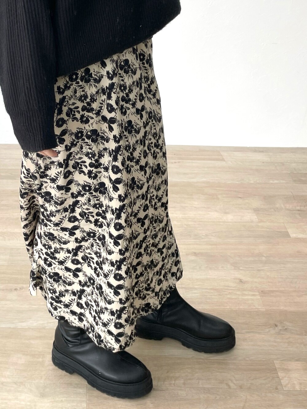 ブラック系のニット/セーター、ブラック系のブーツを着用したレディースの春コーディネートの3枚目の写真