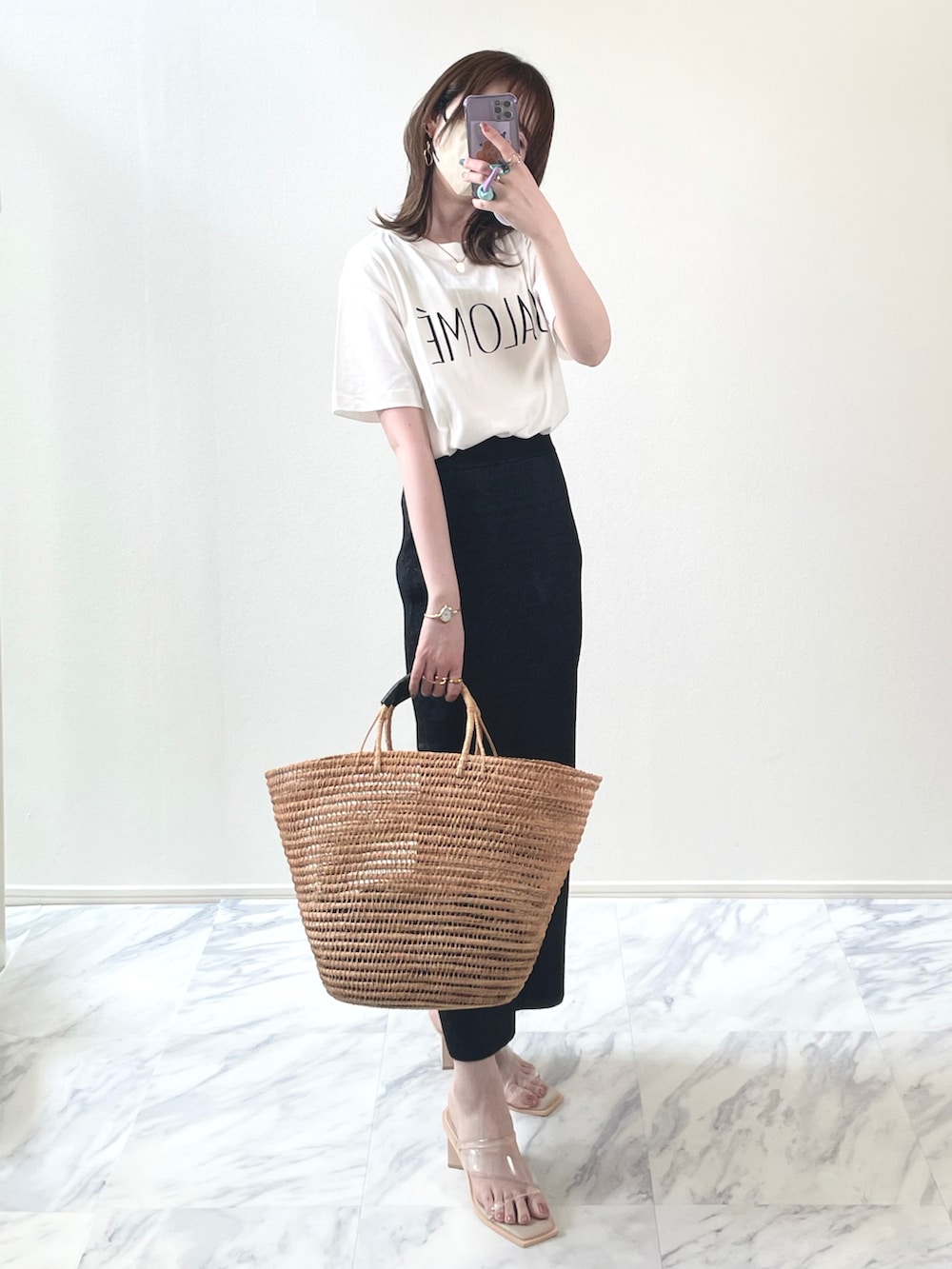 その他のTシャツ/カットソー、ブラック系のスカート、ベージュ系のかごバッグを着用したレディースの夏コーディネートの2枚目の写真