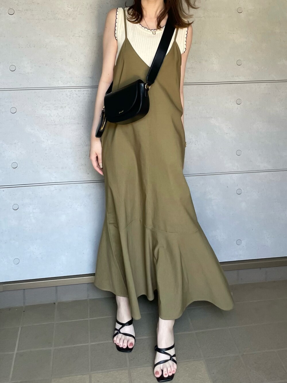 グリーン系のワンピース、ブラック系のサンダルを着用したレディースの夏コーディネートの4枚目の写真