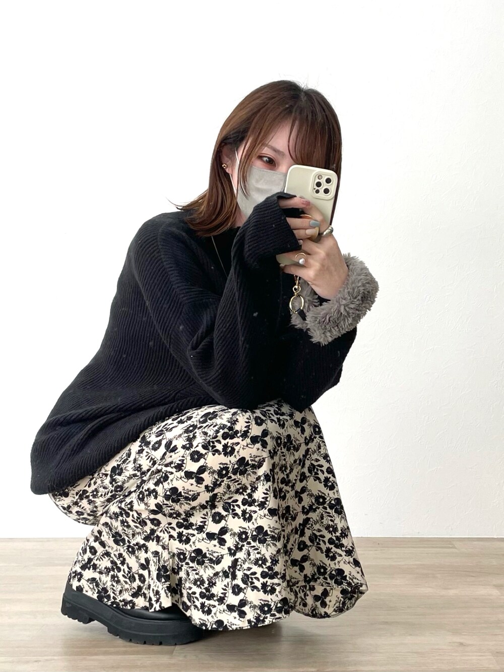 ブラック系のニット/セーター、ブラック系のブーツを着用したレディースの春コーディネートの2枚目の写真