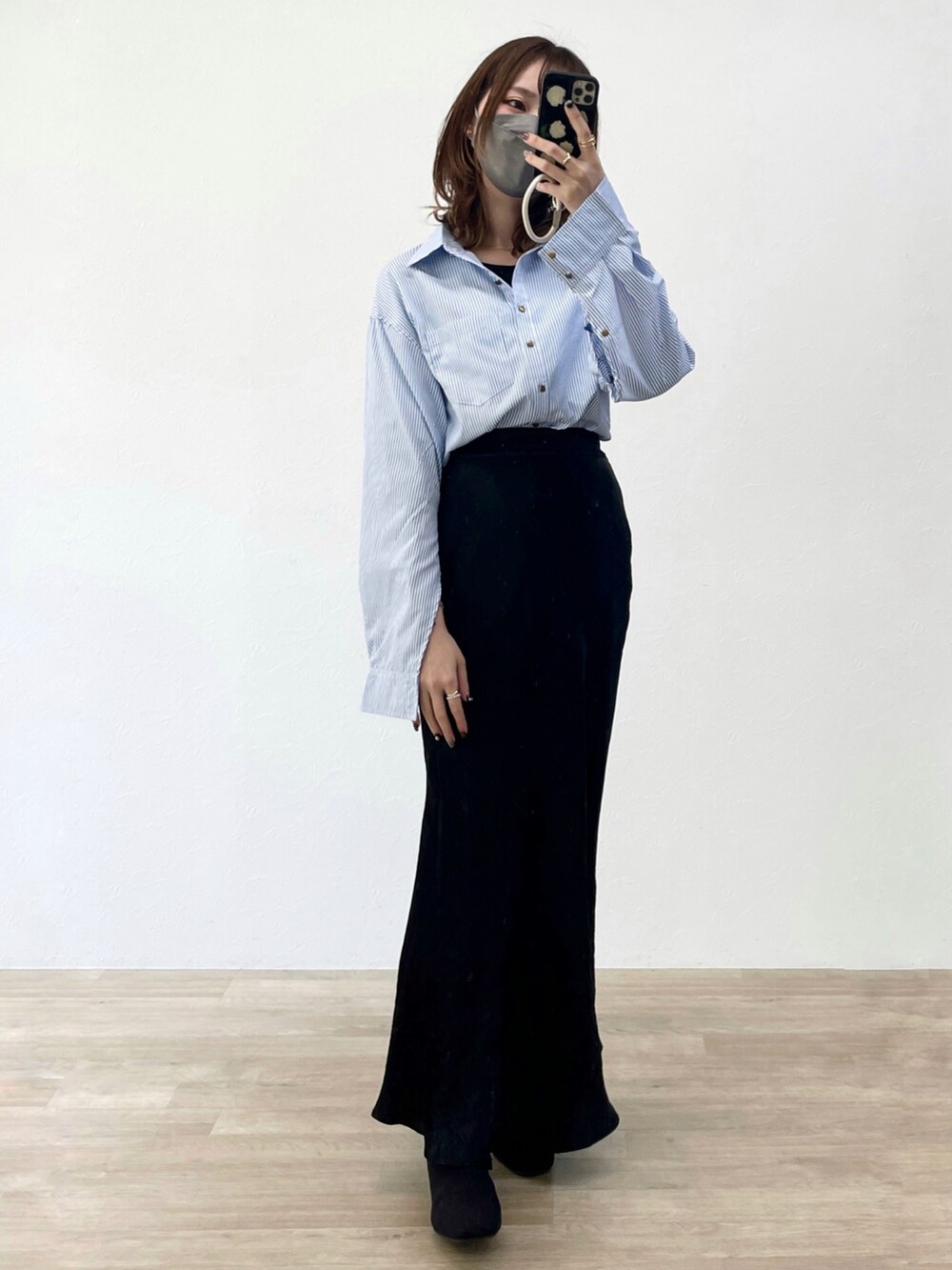 ブルー系のシャツ/ブラウス、ゴールド系のアナログ腕時計を着用したレディースの春コーディネートの3枚目の写真