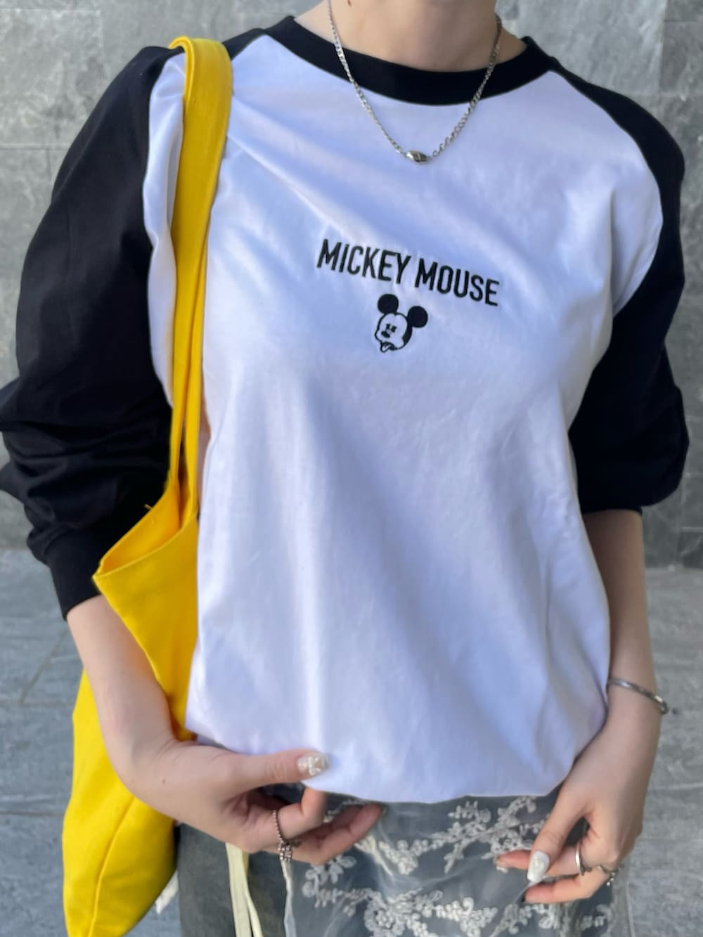 ホワイト系のTシャツ/カットソーを着用したレディースの春コーディネートの5枚目の写真