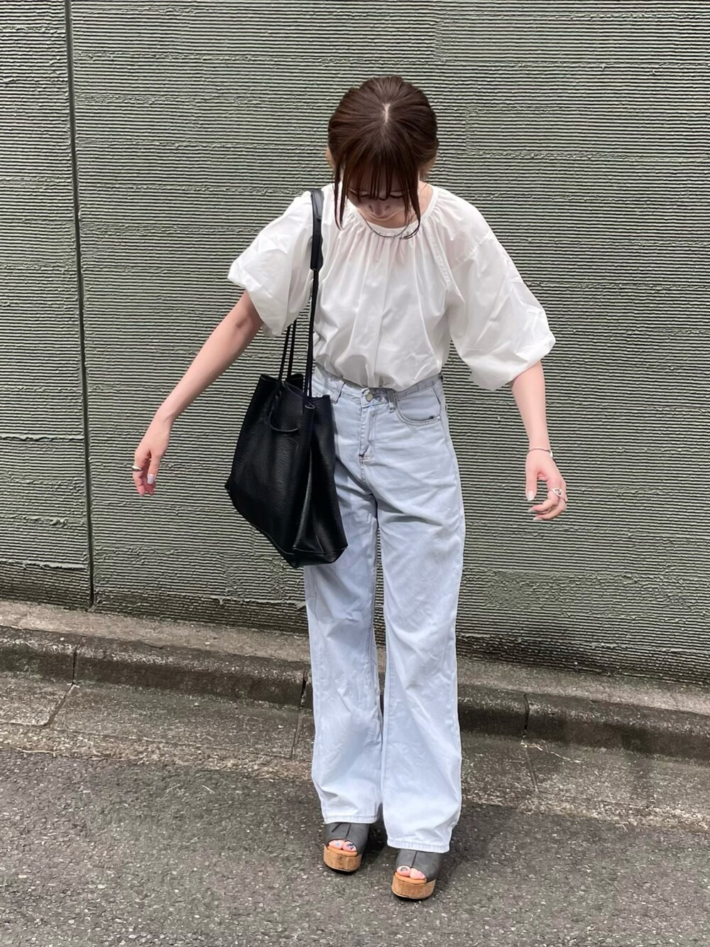 ホワイト系のシャツ/ブラウス、ブラック系のトートバッグ、グレー系のサンダルを着用したレディースの夏コーディネートの4枚目の写真