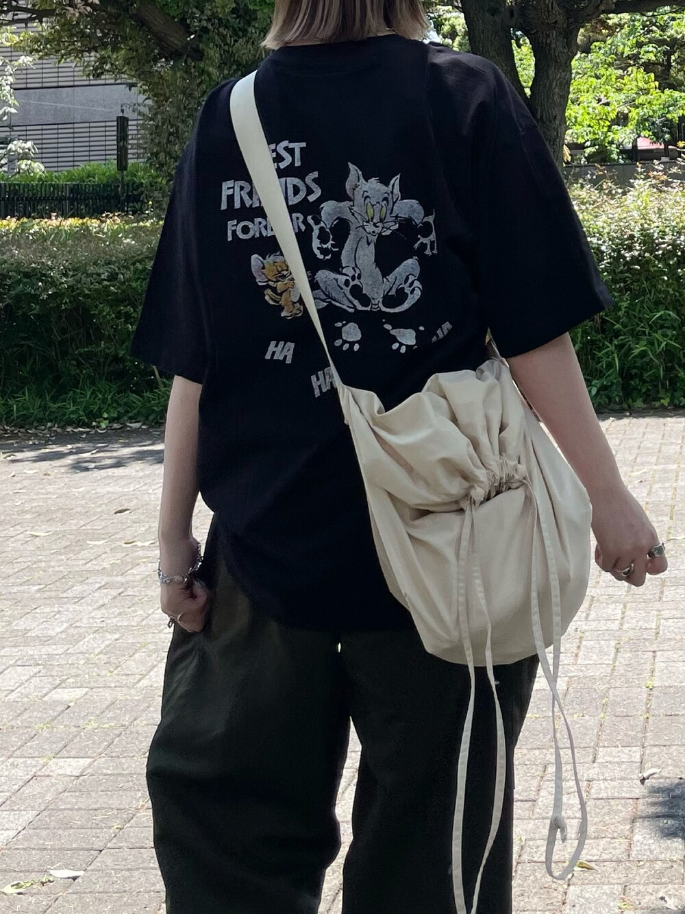 ブラック系のTシャツ/カットソーを着用したレディースの春コーディネートの4枚目の写真