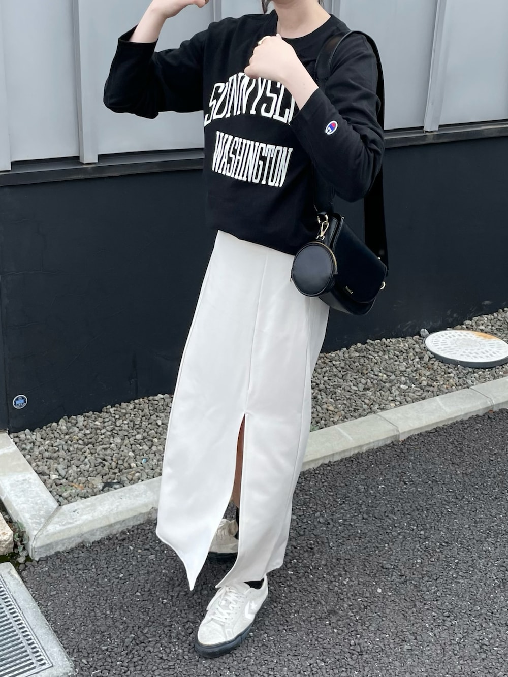 ブラック系のTシャツ/カットソー、ホワイト系のスニーカーを着用したレディースの秋コーディネートの4枚目の写真