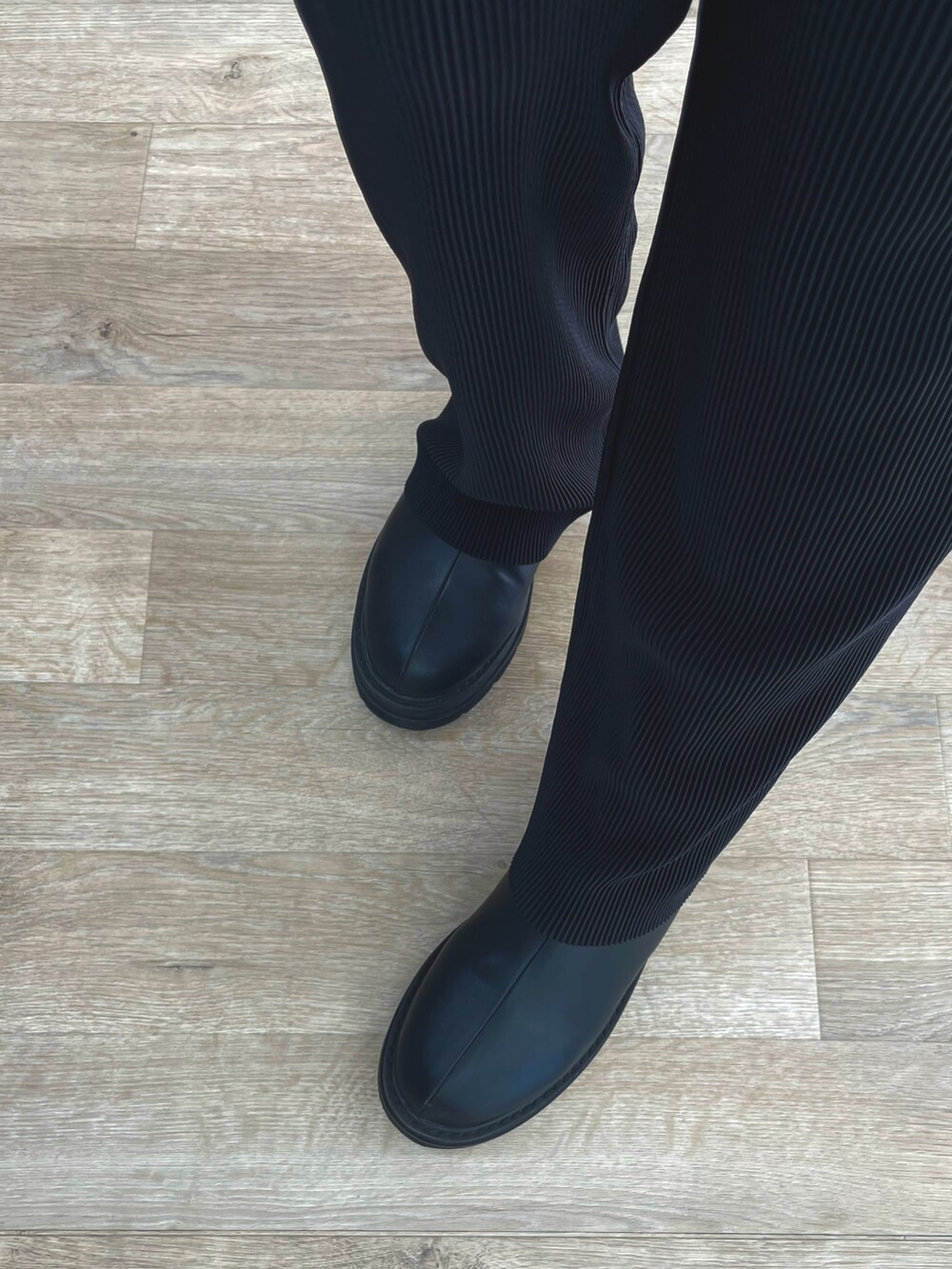 ブラック系のその他パンツ、パープル系のニット/セーター、ブラック系のブーツを着用したレディースの春コーディネートの4枚目の写真