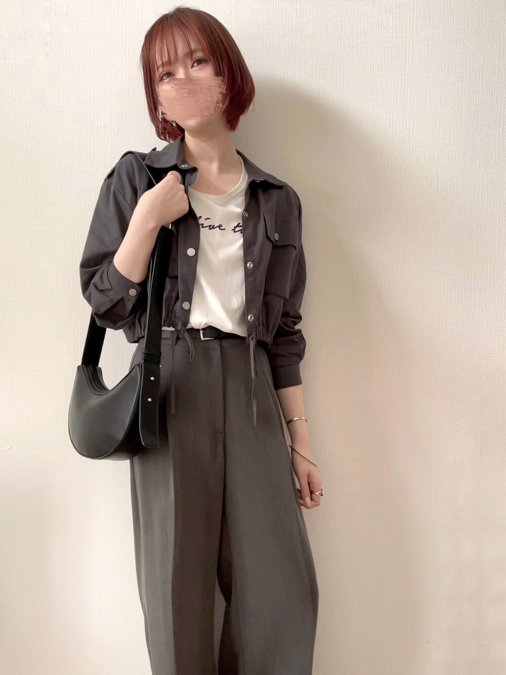 ホワイト系のTシャツ/カットソーを着用したレディースの夏コーディネートの4枚目の写真