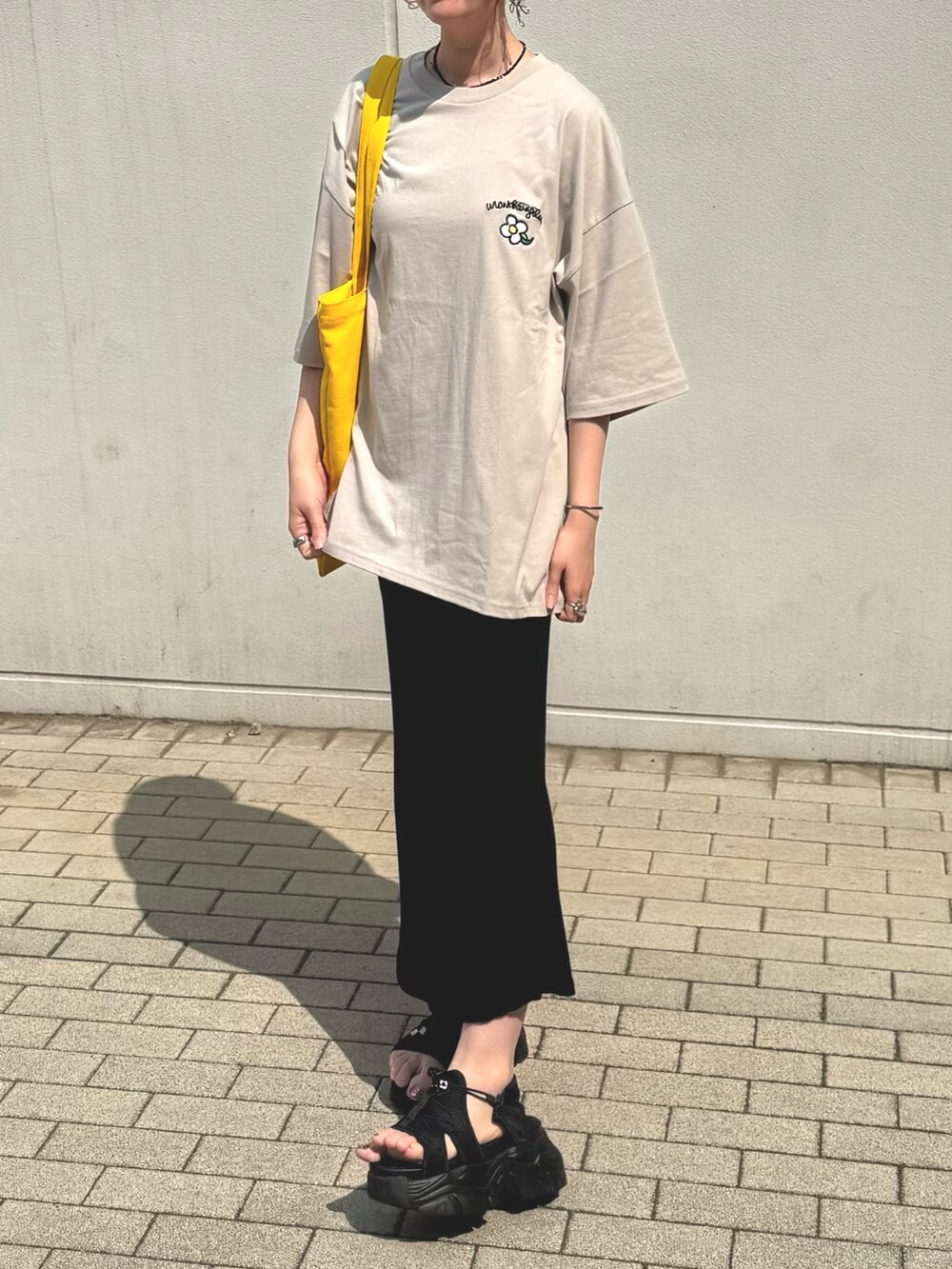 ベージュ系のTシャツ/カットソーを着用したレディースの夏コーディネートの3枚目の写真